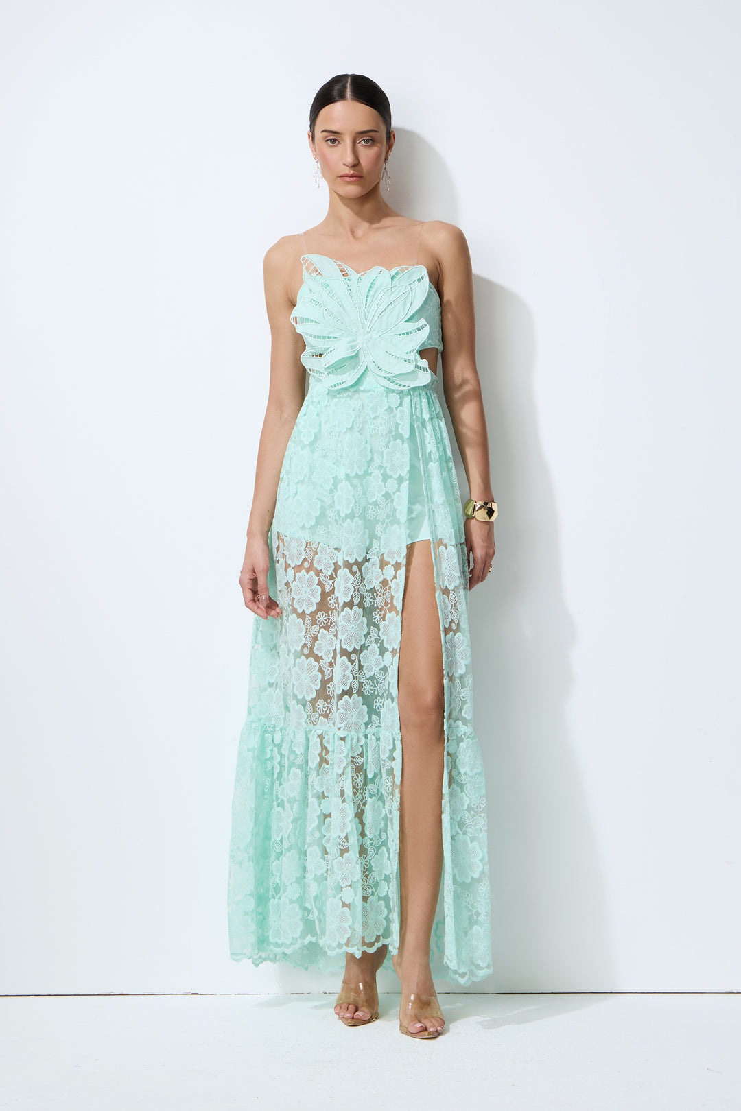 Mintfarbenes Spitzen-Maxikleid mit Blumen-Applikation Vorderansicht - KYMA