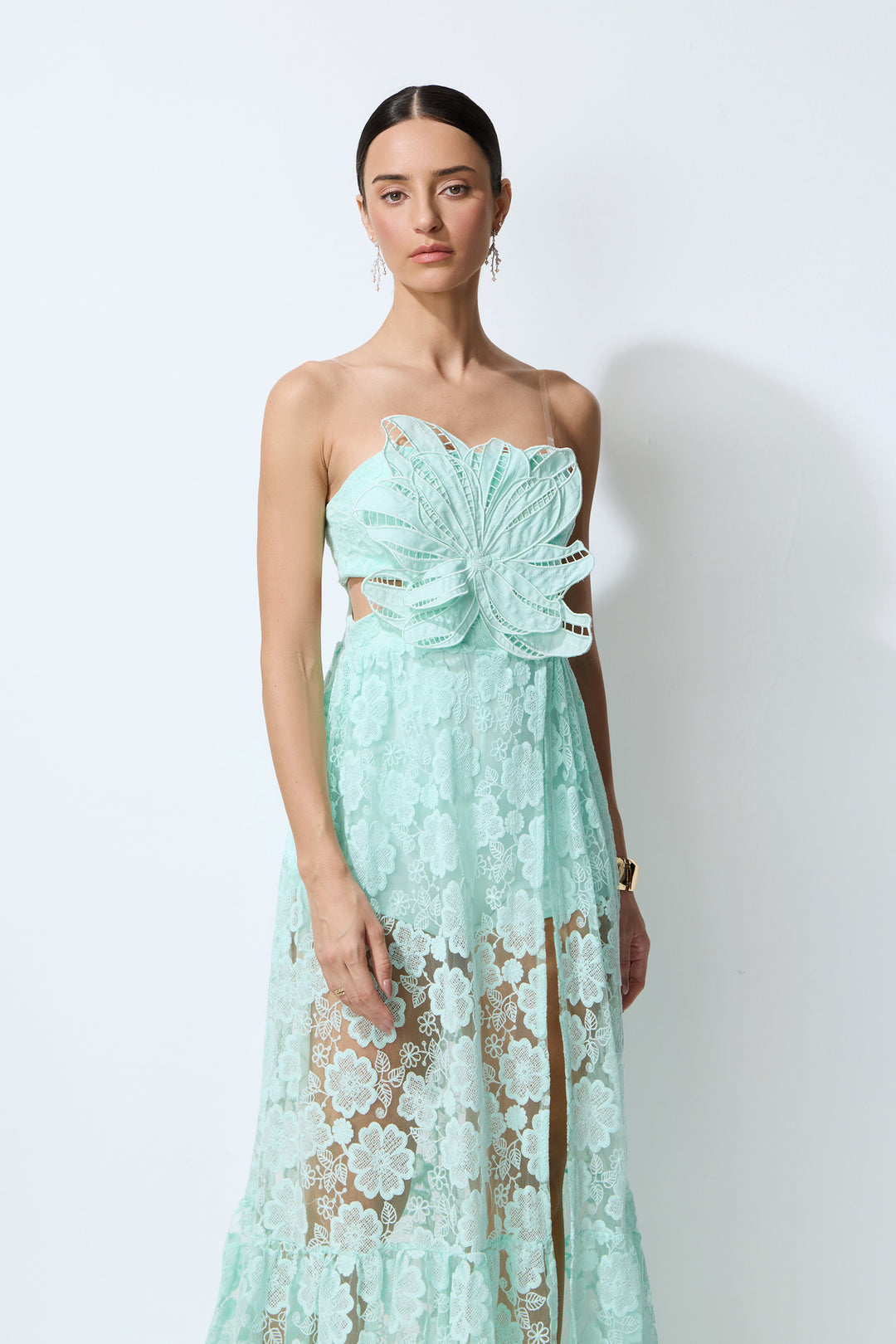 Mintfarbenes Spitzen-Maxikleid im Freien - KYMA