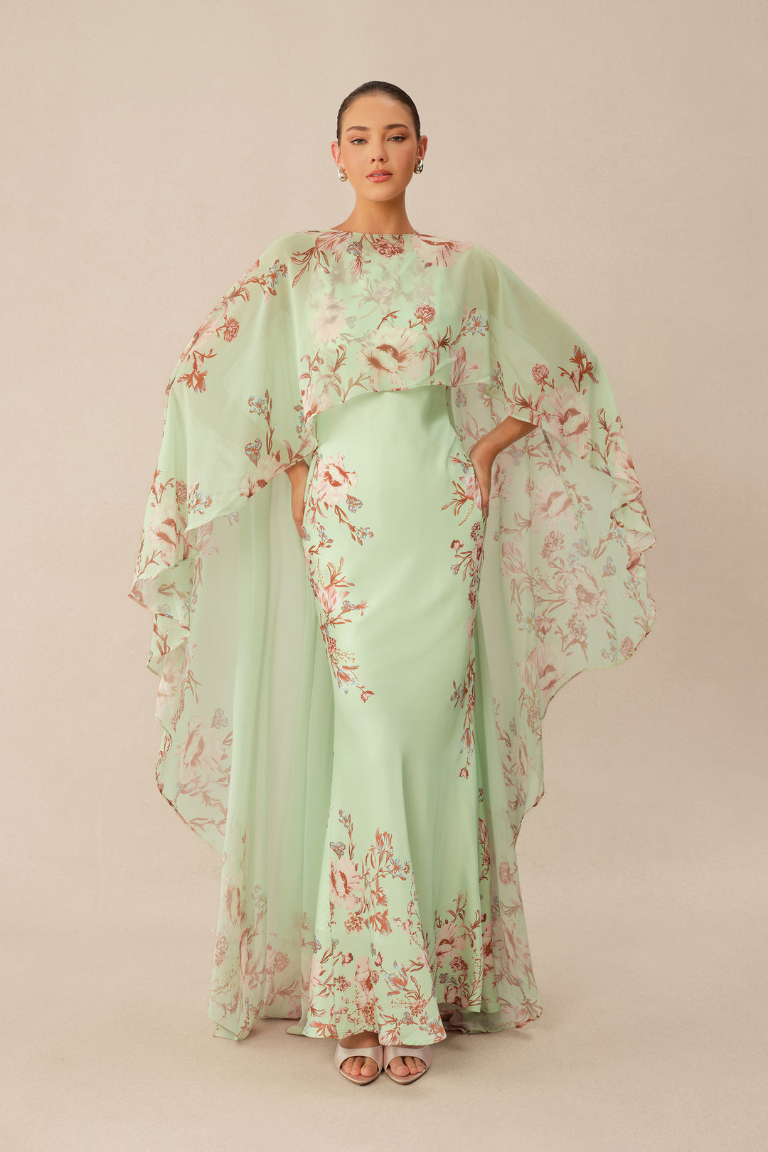Mintgrünes Maxikleid mit Blumenprint und fließendem Cape