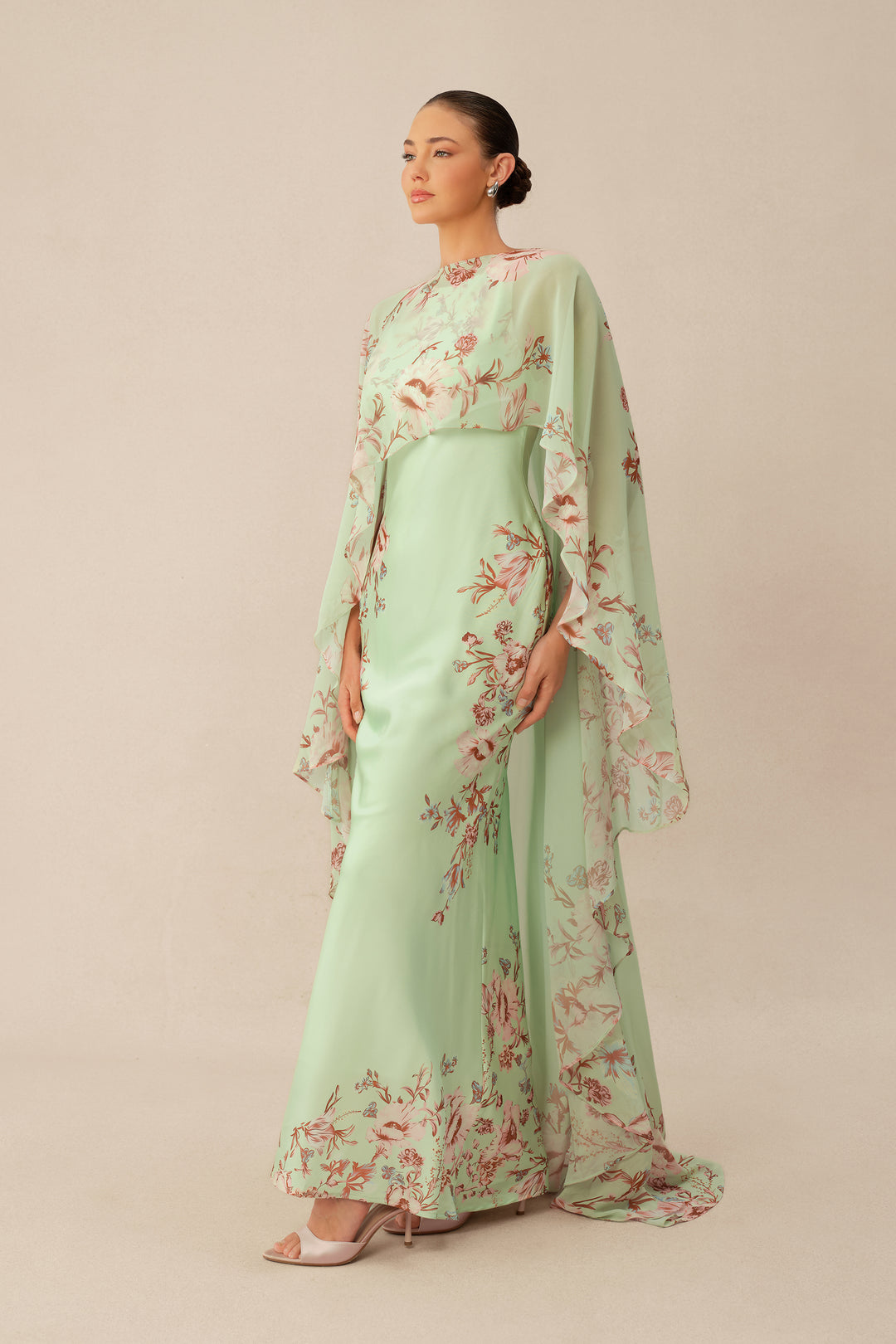 Mintgrünes Maxikleid mit Blumenprint und Cape – KYMA