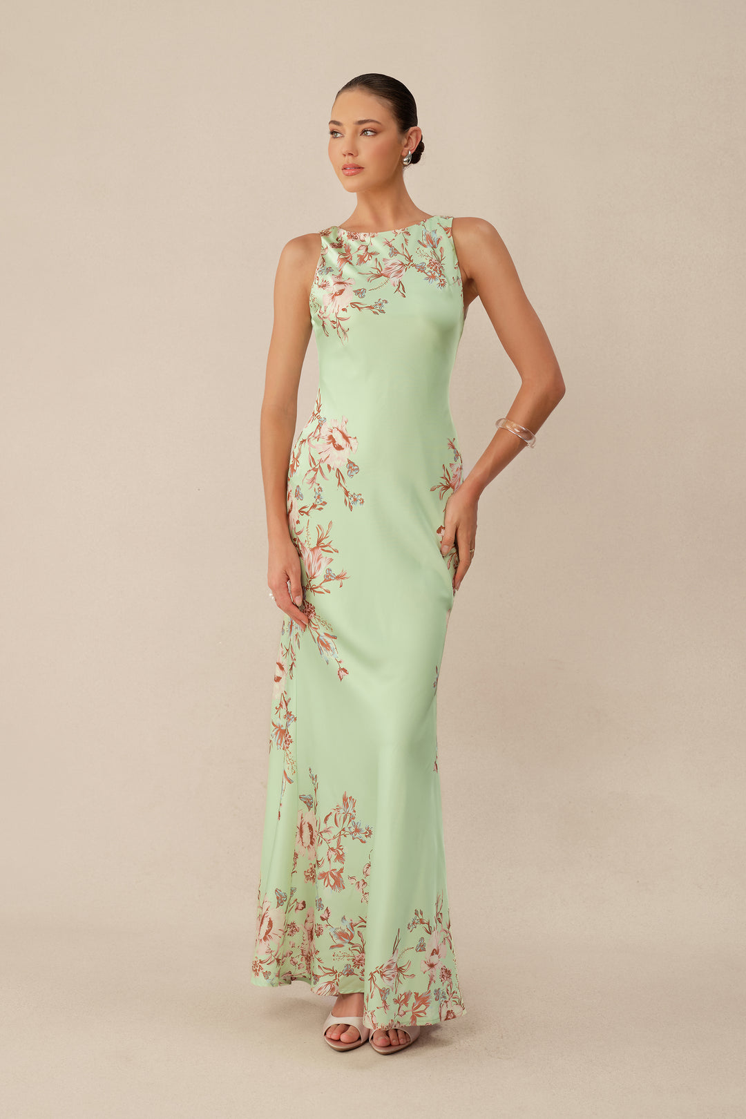 Detailansicht des Blumenprints auf dem mintgrünen Kleid