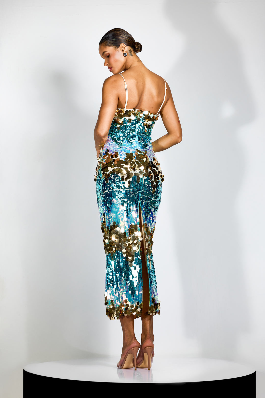 Moira Maxikleid in voller Länge bei Abendlicht - KYMA