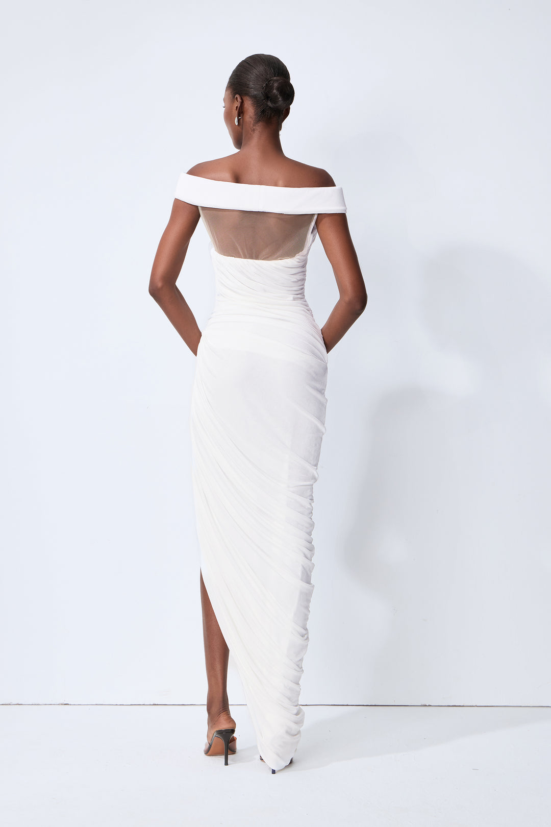 Monaco Mood weißes Off-Shoulder asymmetrisches Maxikleid Detail vom Schlitz - KYMA