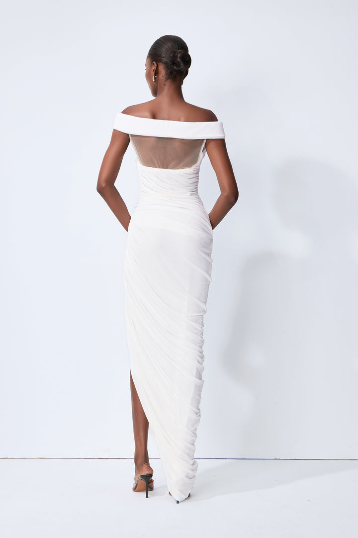 Monaco Mood weißes Off-Shoulder asymmetrisches Maxikleid Detail vom Schlitz - KYMA