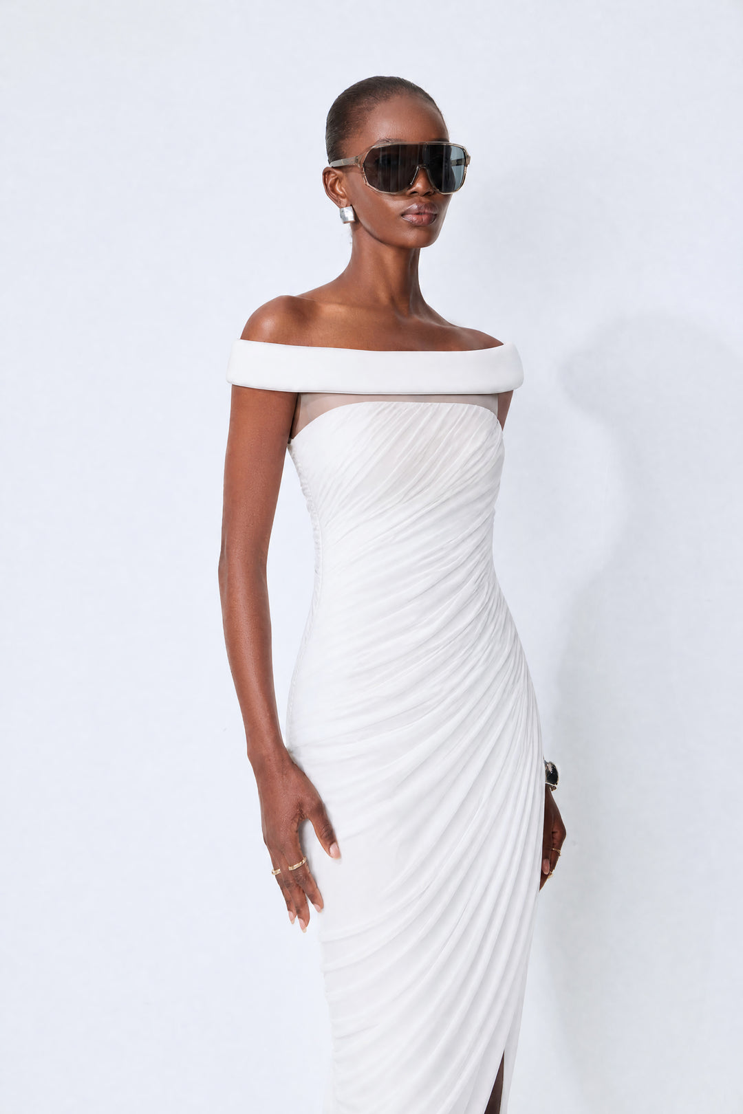 Monaco Mood weißes Off-Shoulder asymmetrisches Maxikleid Detail vom Dekolleté - KYMA