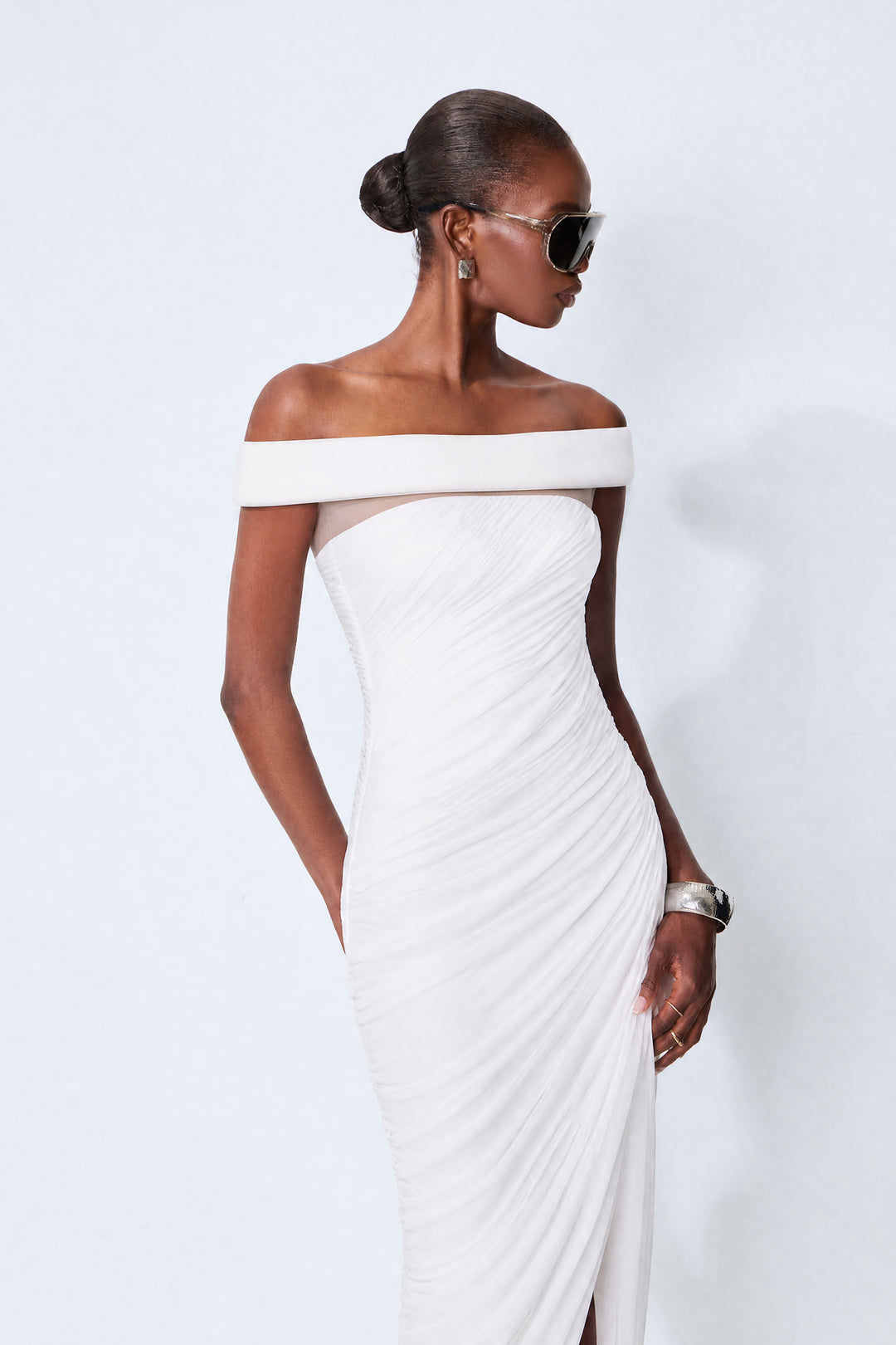Monaco Mood weißes Off-Shoulder asymmetrisches Maxikleid Stoffübersicht - KYMA
