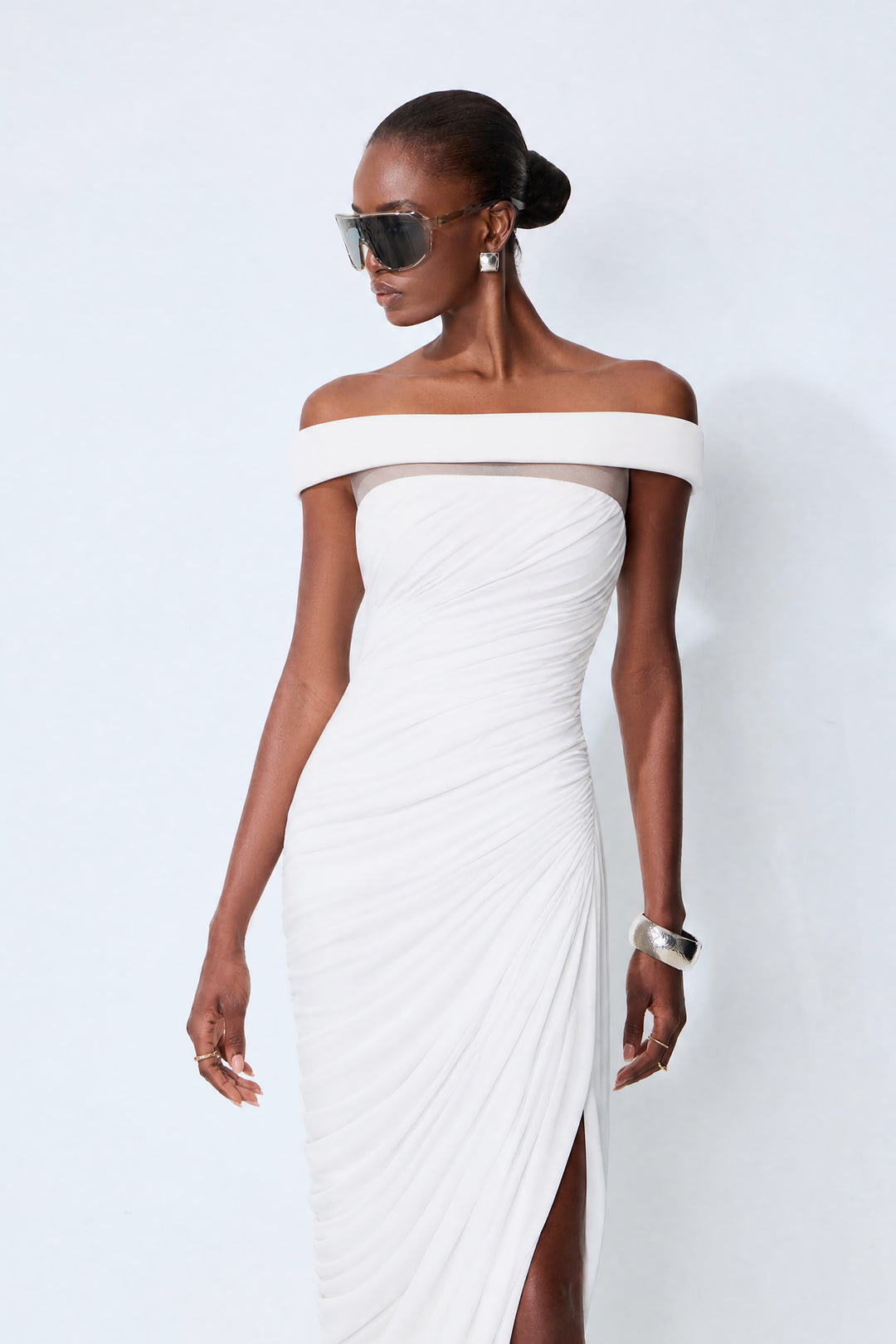 Monaco Mood weißes Off-Shoulder asymmetrisches Maxikleid Rückansicht mit Reißverschluss - KYMA