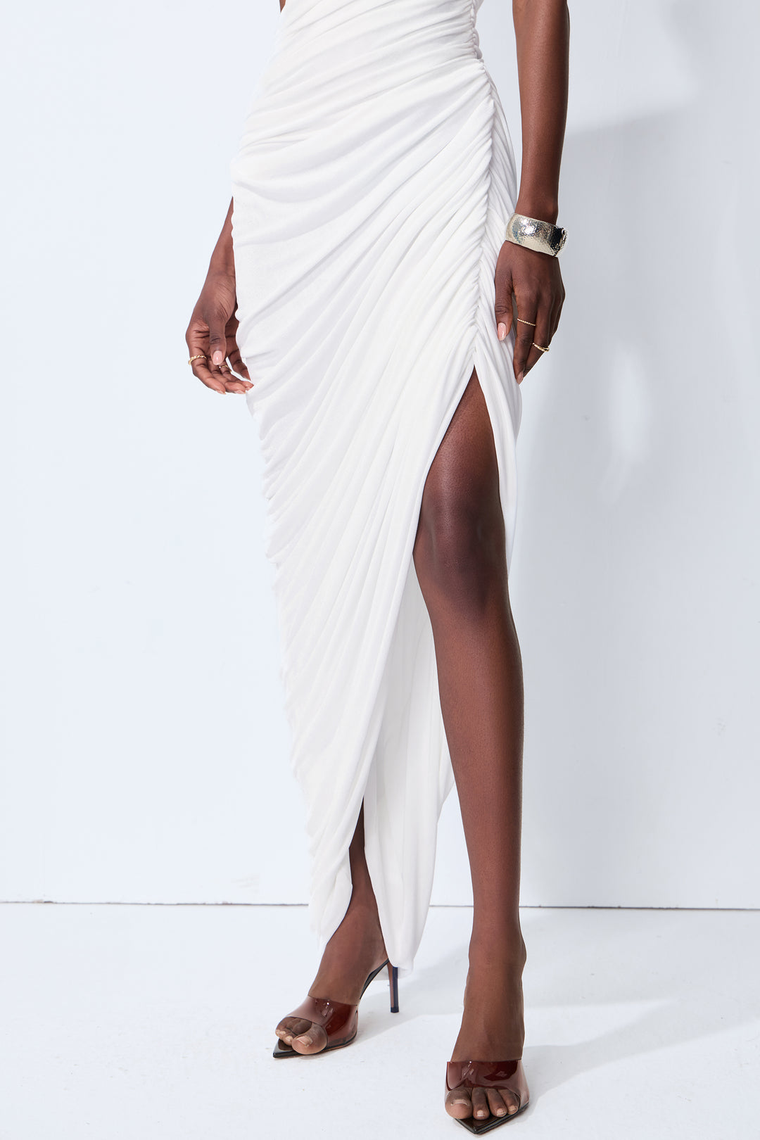 Monaco Mood weißes Off-Shoulder asymmetrisches Maxikleid mit Schmuck - KYMA