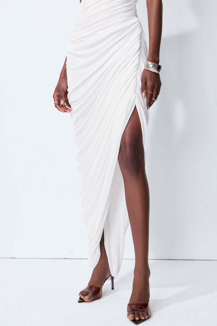 Monaco Mood weißes Off-Shoulder asymmetrisches Maxikleid mit Schmuck - KYMA