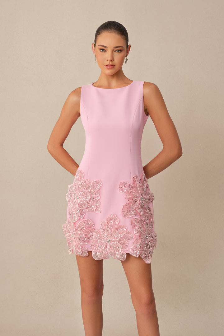 Mühelos bezauberndes rosafarbenes Pailletten-Minikleid mit Blumenapplikationen und ohne Ärmel