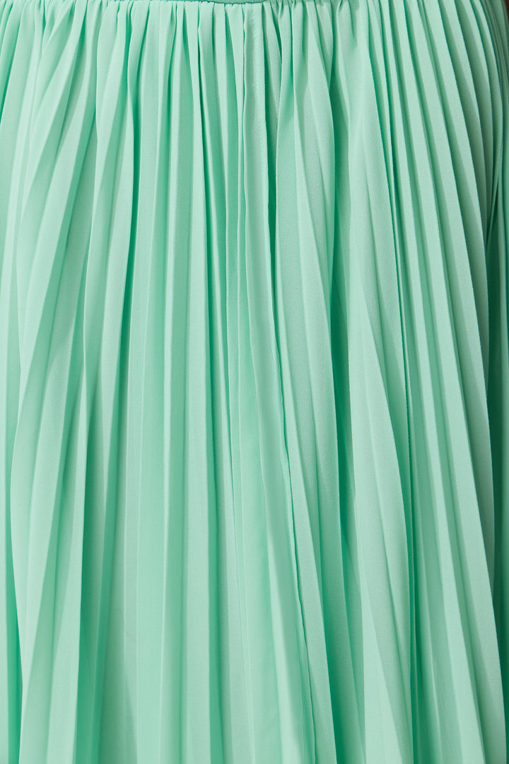 Grünes ärmelloses Maxikleid mit Falten - Tragestil - KYMA