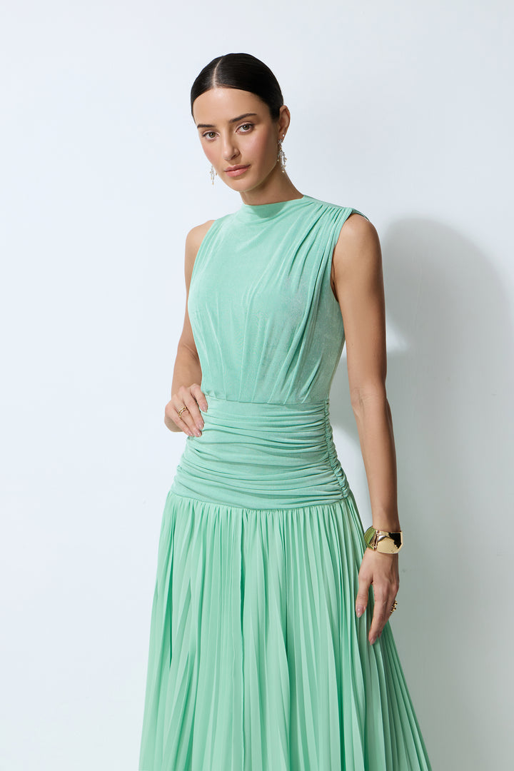 Grünes ärmelloses Maxikleid mit Falten - Model trägt Kleid - KYMA