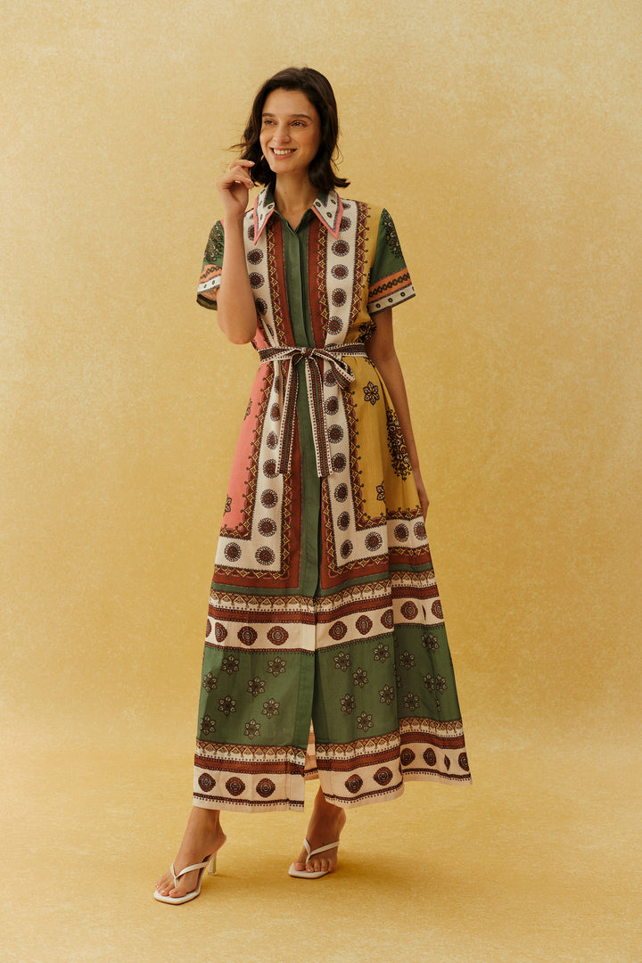 Model trägt das bunte Maxikleid - KYMA