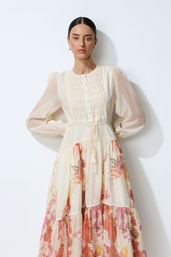 Model trägt das Maxikleid in Beige - KYMA