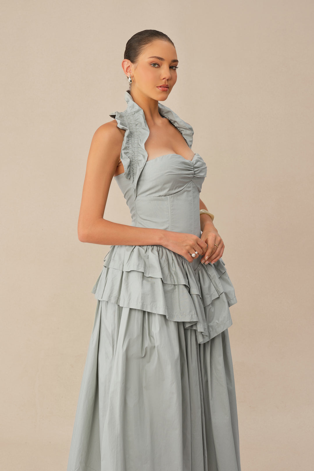 Hintergrund mit Model im blauen Rüschenkleid - KYMA