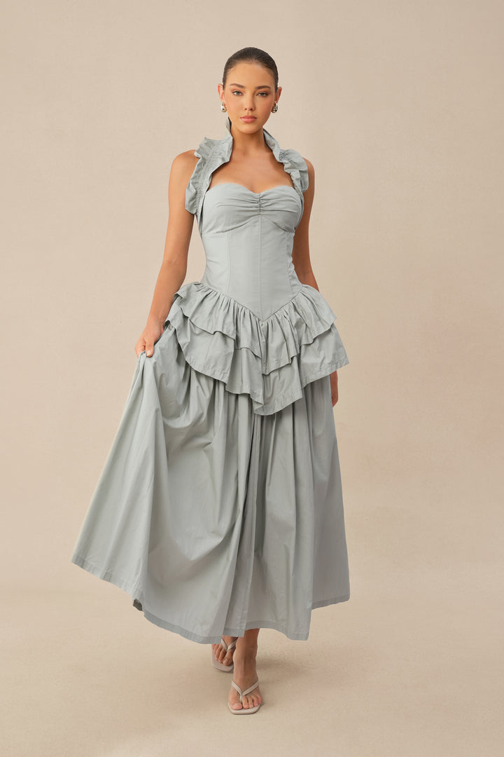 Nahaufnahme des herzförmigen Ausschnitts am Maxikleid - KYMA