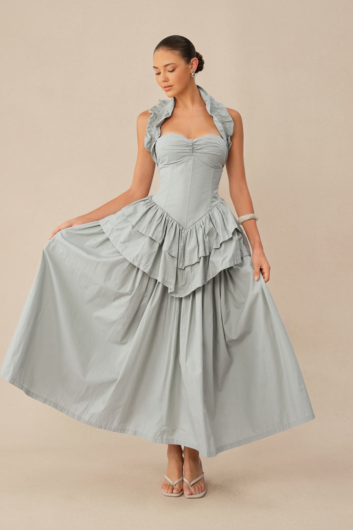 Detail der gestuften Rüschen am blauen Kleid - KYMA