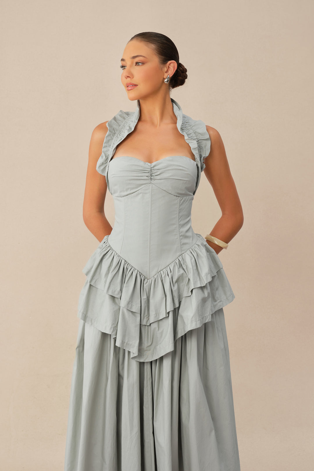 Styling-Vorschlag für das blaue Neckholder-Maxikleid - KYMA