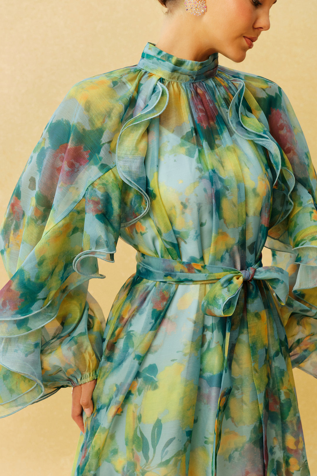 Nahaufnahme des Blumenprints auf dem grünen Midikleid von KYMA