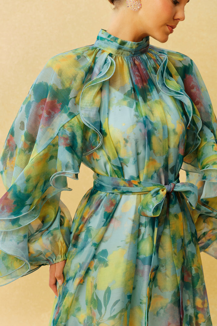 Nahaufnahme des Blumenprints auf dem grünen Midikleid von KYMA