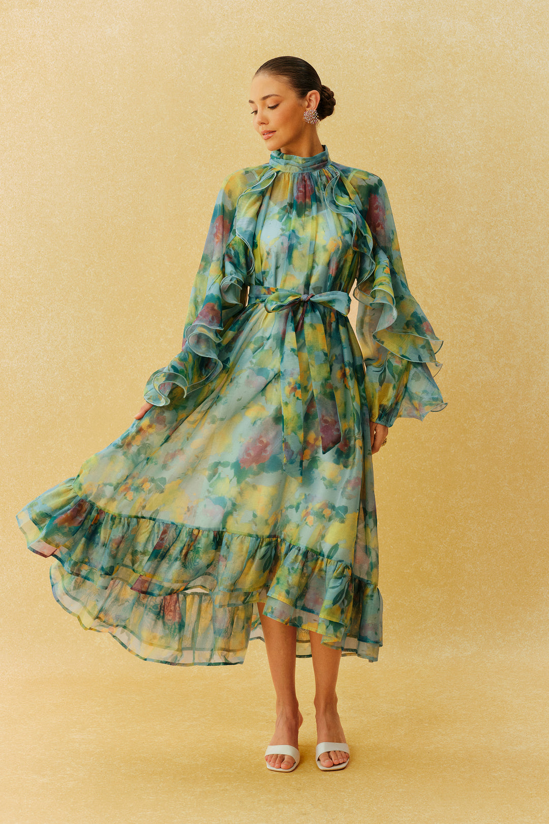 Model trägt das grüne Blumenprint-Midikleid von KYMA