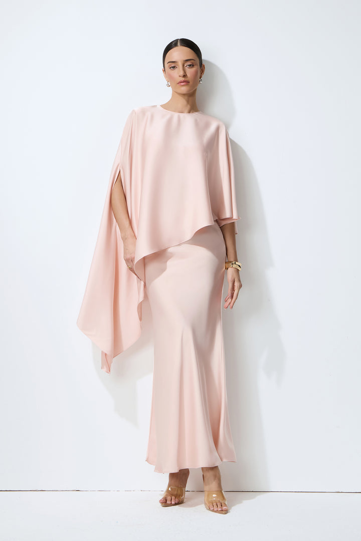Rosa Satin-Set mit Cape-Top und Maxirock von KYMA