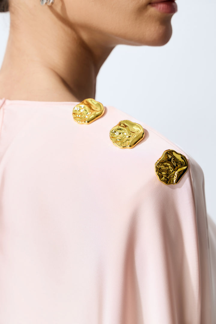 Detail des Cape-Tops mit asymmetrischem Draping