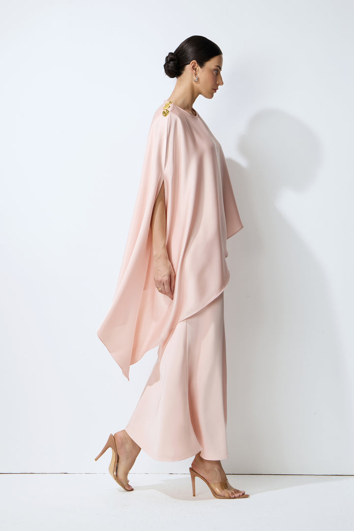 Model trägt das rosa Satin-Set