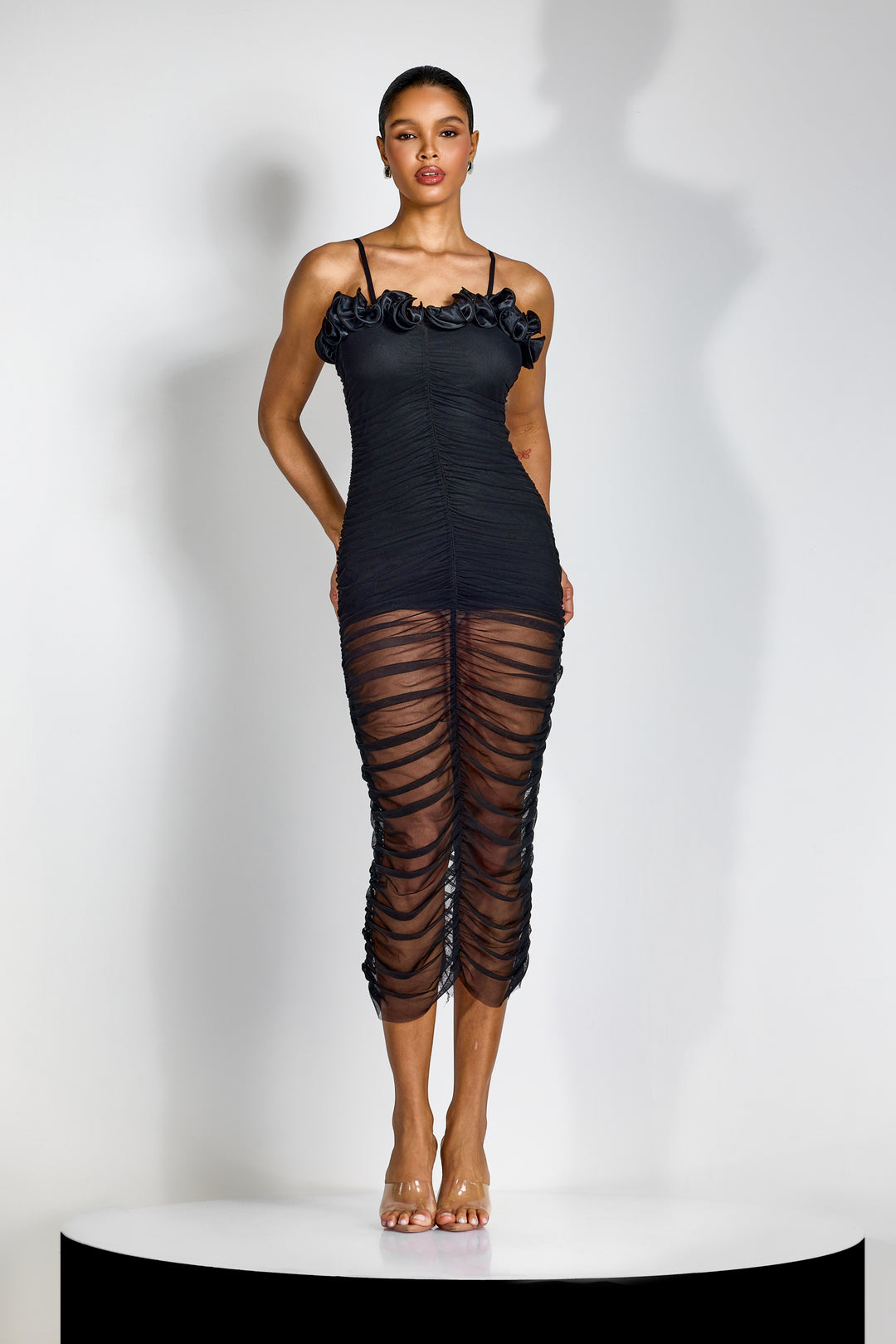 Nora Rüschen-Midi-Kleid aus gerafftem Mesh Vorderansicht - KYMA