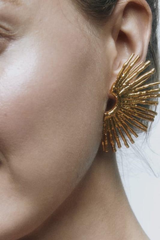 Halbkreisförmige Ohrringe mit Metallic-Sektor Nahaufnahme - KYMA