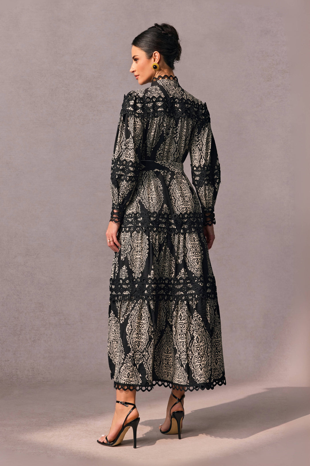 Ophelia bedrucktes Maxikleid mit Spitzenbesatz Rückansicht