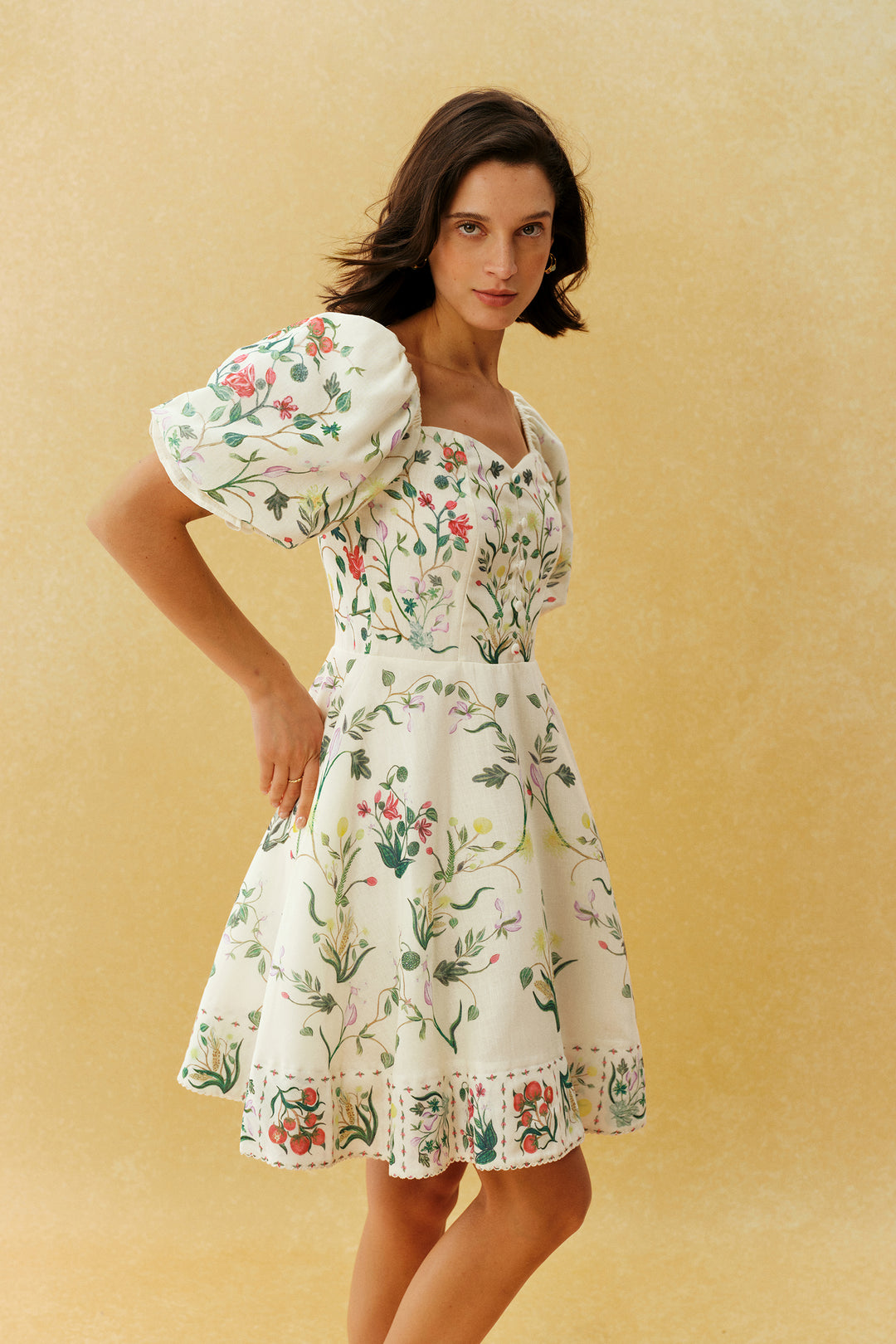 Pretty Hours weißes Minikleid mit Blumenmuster und Puffärmeln Detail Puffärmel