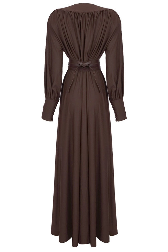 Nahaufnahme des Drapierens am Renata Plunge Langarm Maxi-Kleid von KYMA