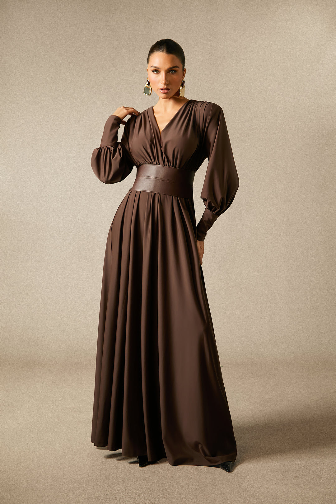 Ein Model trägt das Renata Plunge Langarm Maxi-Kleid von KYMA bei einem Abendevent