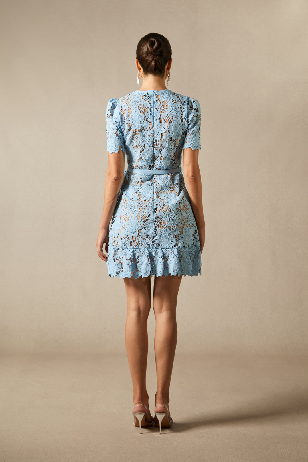 Renata Blumenspitzen Mini-Kleid – Modellansicht 1 – KYMA