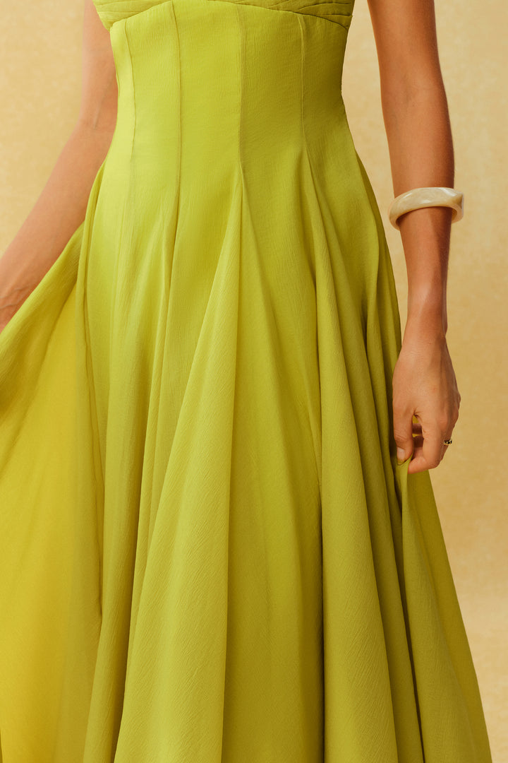 Grünes Maxikleid mit Cap-Ärmeln und plissiertem Oberteil - KYMA