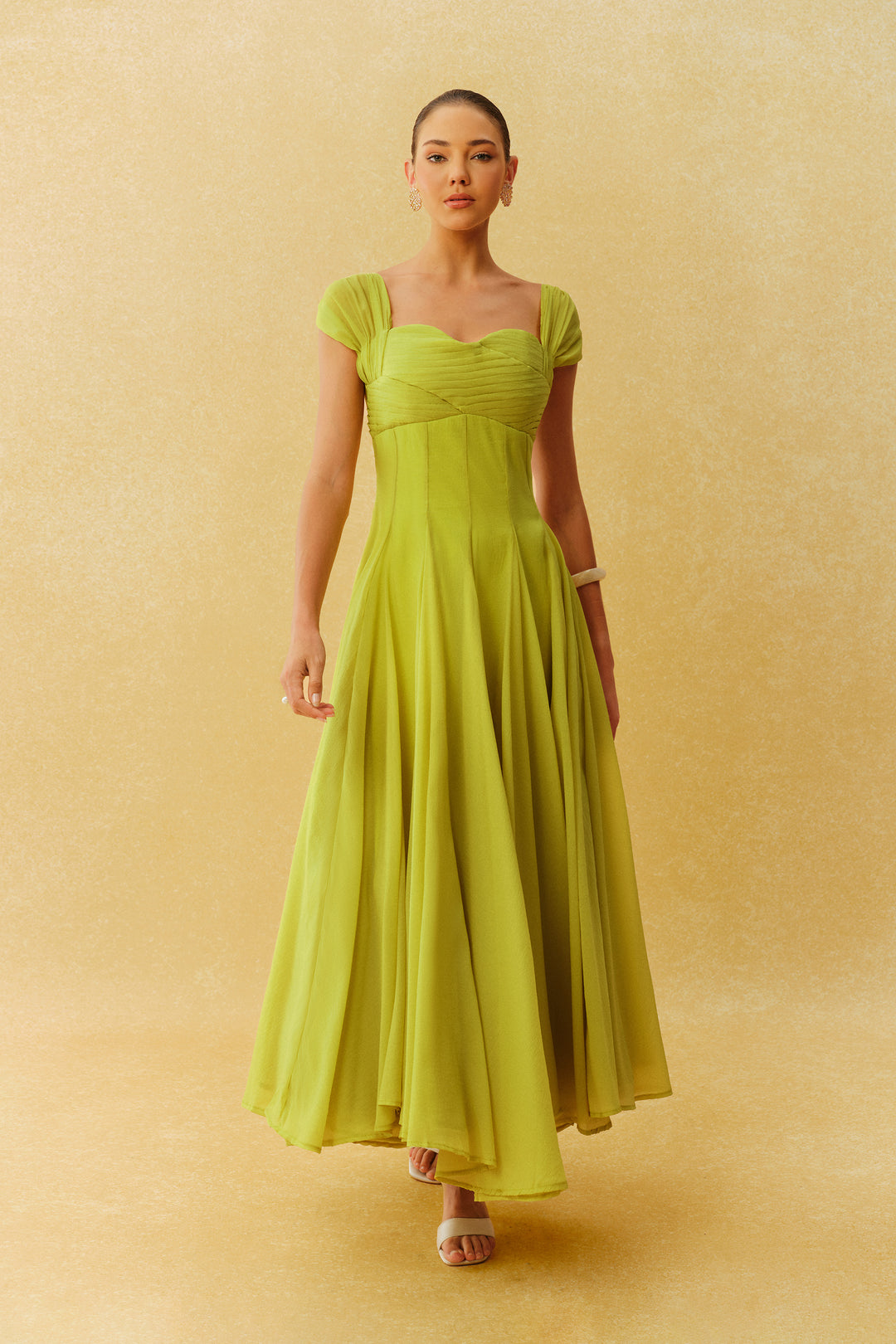 Detail des Sweetheart-Ausschnitts am grünen Maxikleid - KYMA