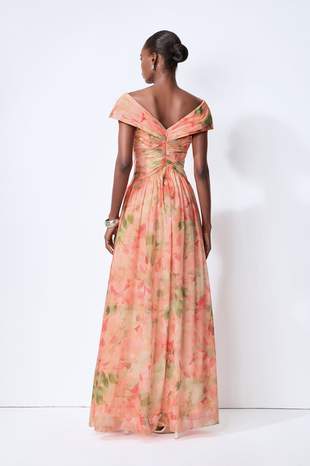 Model trägt das Maxikleid von hinten - KYMA