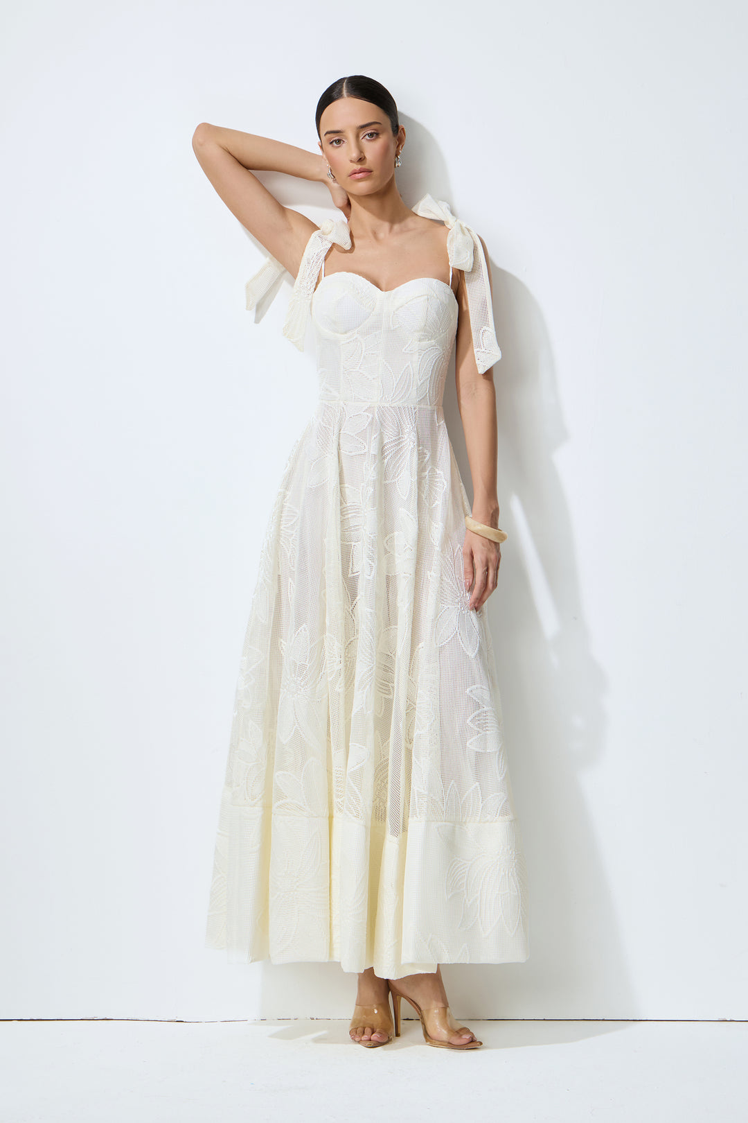 Weißes florales Spitzen Maxikleid mit Bindeträgern - KYMA