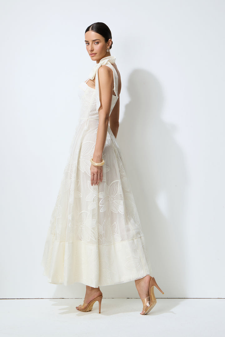 Model trägt das romantische Spitzenkleid - KYMA