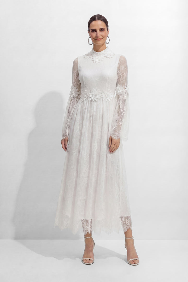 Weißes florales Applikations-Maxikleid aus transparenter Spitze von KYMA