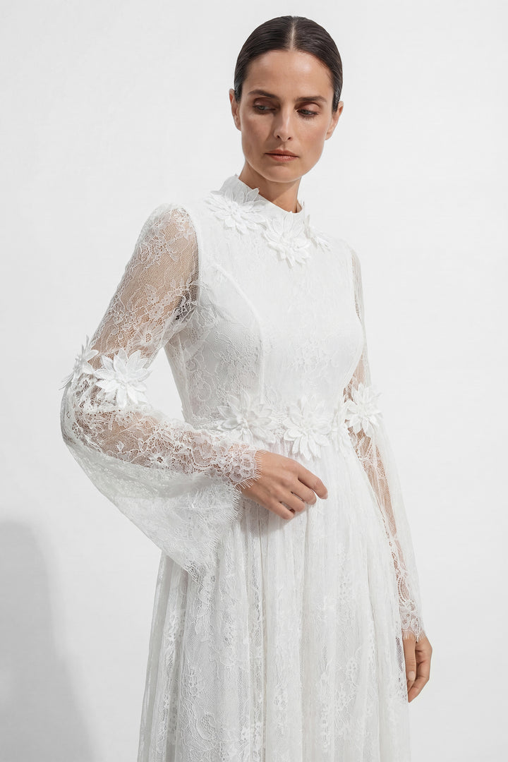 Detailansicht der Blumen-Applikationen auf dem Spitzenkleid von KYMA