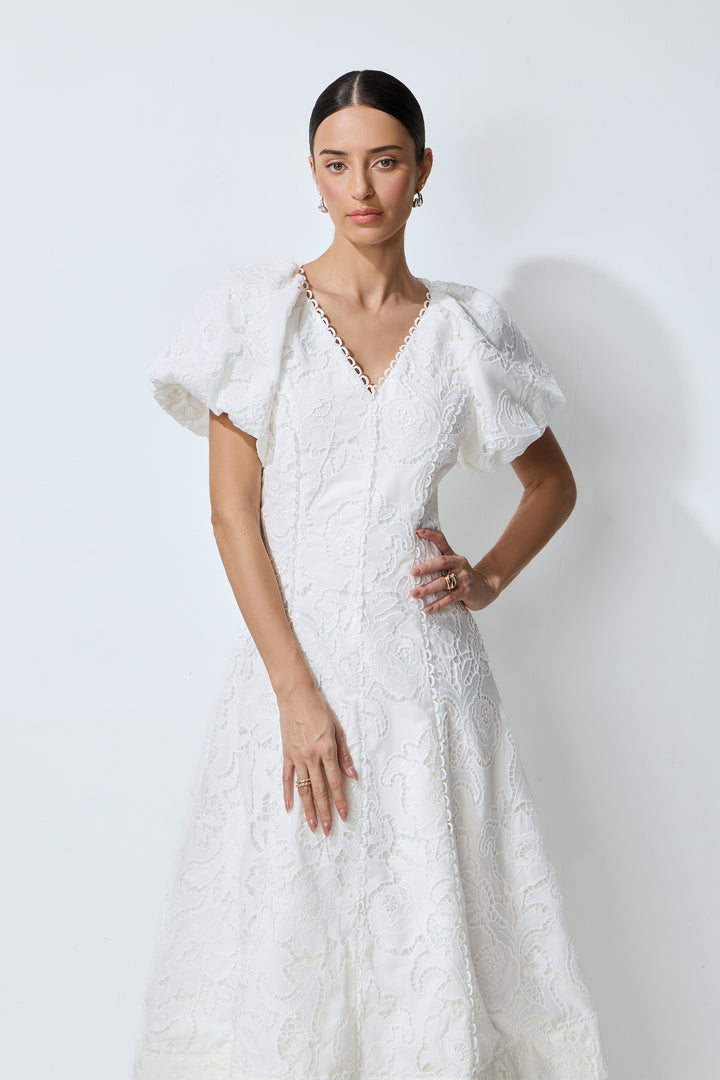 Nahaufnahme florale Spitzenstickerei am Kleid