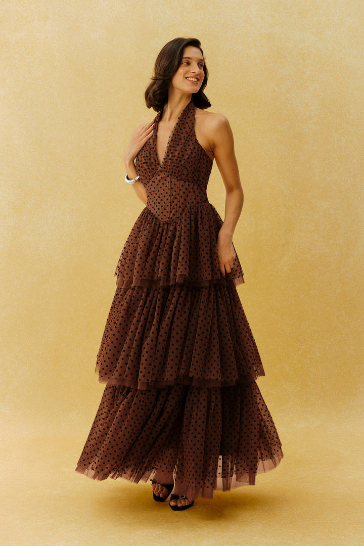 Model trägt das braune Polka-Dot-Maxikleid - KYMA