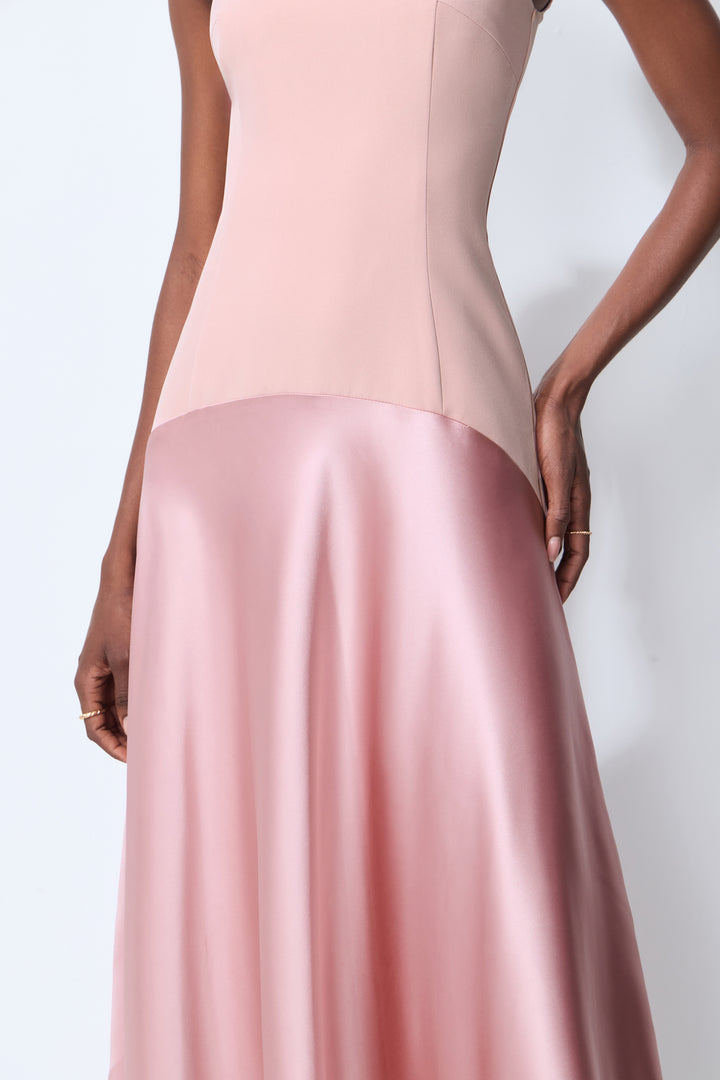 Model trägt das rosa Satin-Maxikleid