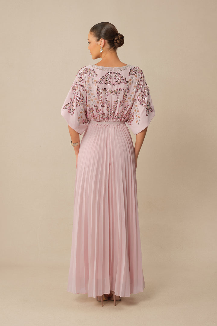 Model trägt das funkelnde rosa Kleid - KYMA