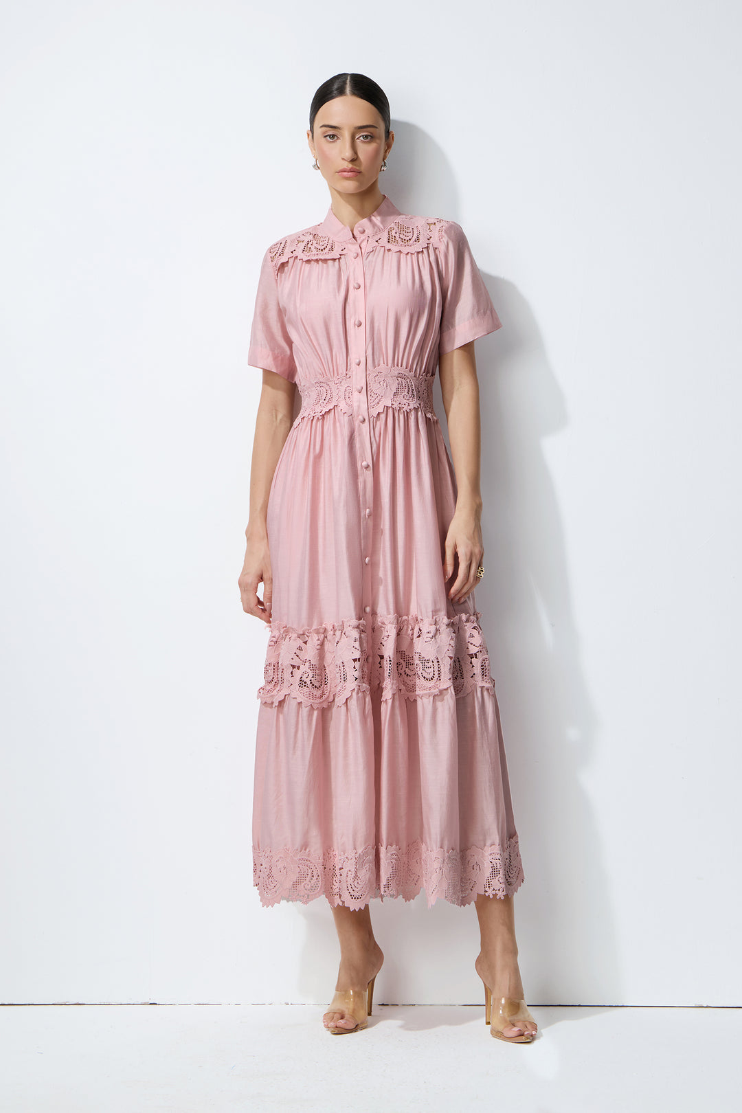 Romantisches rosa Maxikleid mit Spitzendetails