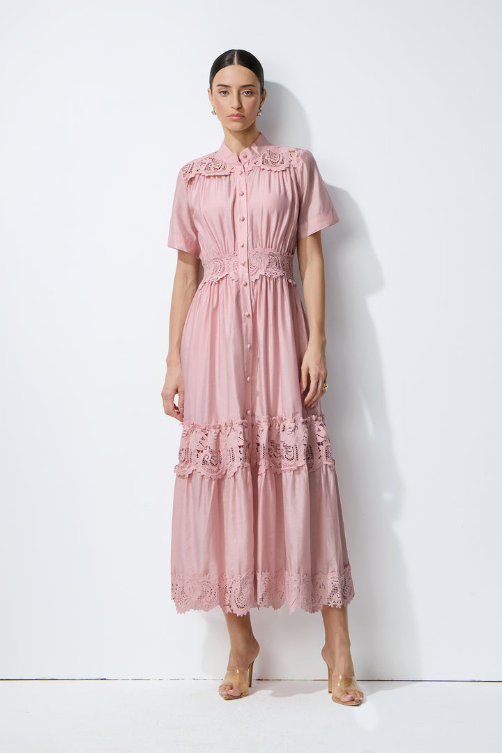 Romantisches rosa Maxikleid mit Spitzendetails