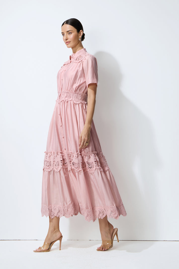 Model trägt das rosafarbene Spitzen-Maxikleid