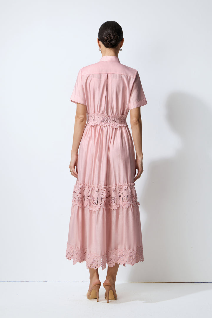 Styling-Optionen für das rosafarbene Maxikleid